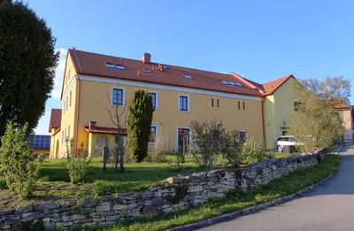 Žlutá fasáda budovy zblízka